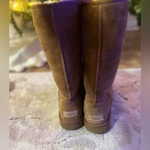 UGG WOMENS TALL BOOT CHESTNUT SIZE 9